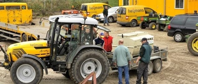 Materieel van Heijmans tijdens bouw van een sportcomplex