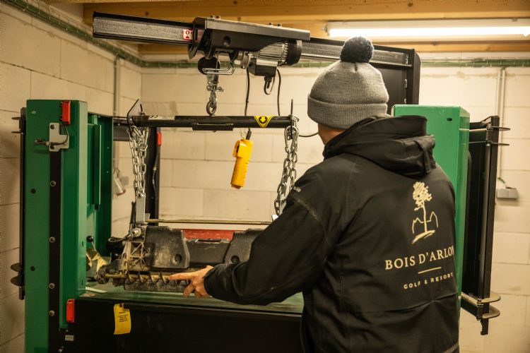 Op Golf du Bois D'Arlon Golf & Resort werkt hoofdgreenkeeper Gaëtan Lits met de Foley Accu-Pro 633 kooislijpbank en Foley Accu-Pro 661 ondermessenslijpbank. Op Golf du Bois D'Arlon Golf & Resort werkt hoofdgreenkeeper Gaëtan Lits met de Foley Accu-Pro 633 kooislijpbank en Foley Accu-Pro 661 ondermessenslijpbank.