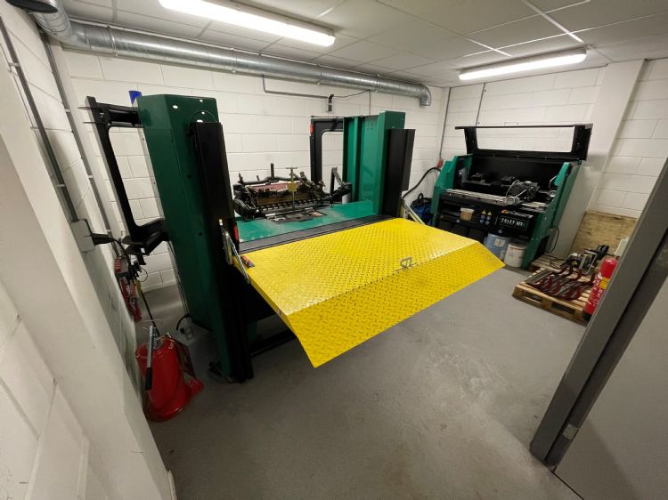 The Dutch had eerst slijpbanken van Bernard, maar is overgegaan op Foley, omdat de onderhouders van de baan willen slijpen volgens de fabrieksspecificaties. The Dutch had eerst slijpbanken van Bernard, maar is overgegaan op Foley, omdat de onderhouders van de baan willen slijpen volgens de fabrieksspecificaties.