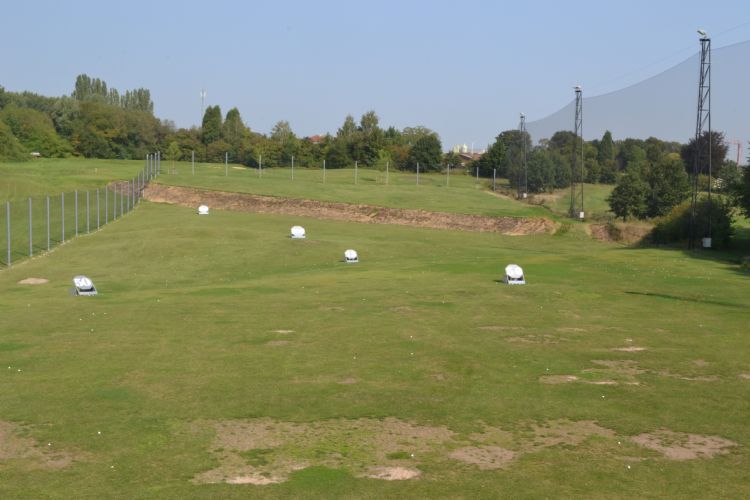 Wie op de driving range over de heuvel slaat, ziet zijn bal landen in België. Wie op de driving range over de heuvel slaat, ziet zijn bal landen in België.
