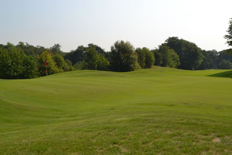 De baan wordt ook gekenmerkt door ondulaties in de greens. De baan wordt ook gekenmerkt door ondulaties in de greens.