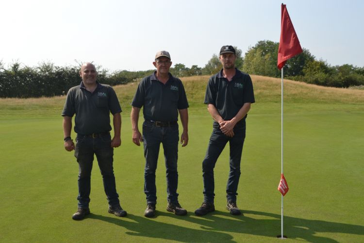 De drie greenkeepers op hole 12 De drie greenkeepers op hole 12
