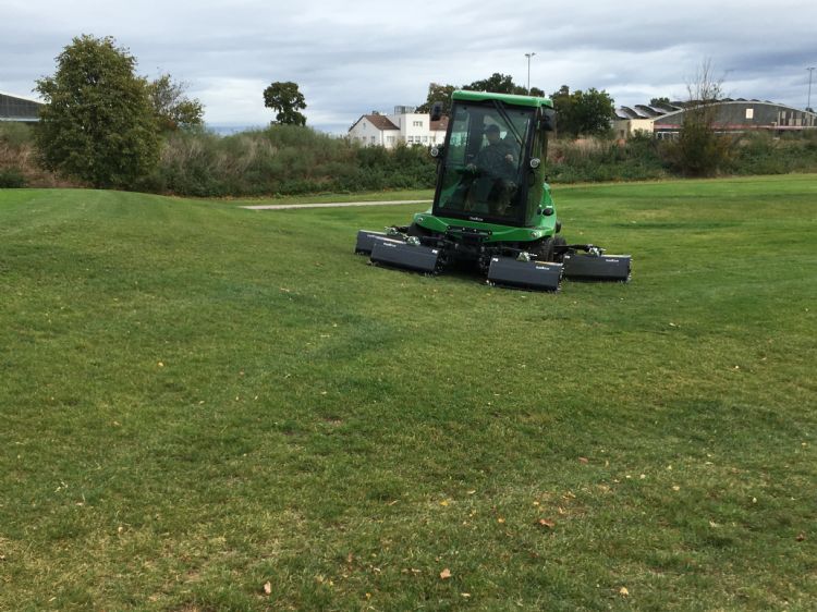De Roberine F5 in werking. De buitenste klepelunits laten slechts enkele centimeters gras staan.