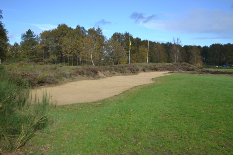 De bunker bij hole 18 is een echte blikvanger. De bunker bij hole 18 is een echte blikvanger.
