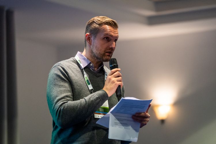 Juryvoorzitter Jannes Landkroon maakte de winnaar bekend. Juryvoorzitter Jannes Landkroon maakte de winnaar bekend.