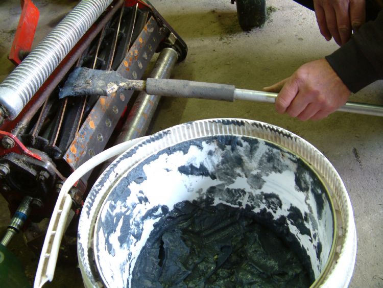 Backlappasta breng je voor het backlappen aan op de maaimessen. Backlappasta breng je voor het backlappen aan op de maaimessen.