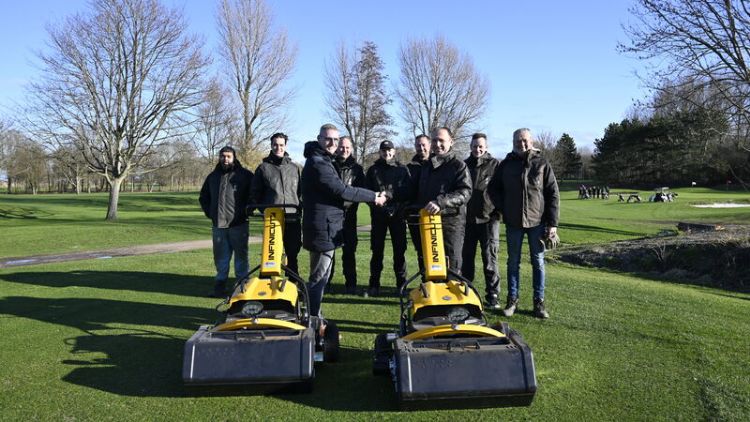 Laurens van Muijen van Pols draagt de twee machines over aan hoofdgreenkeeper Jeroen van Eijck en zijn team.