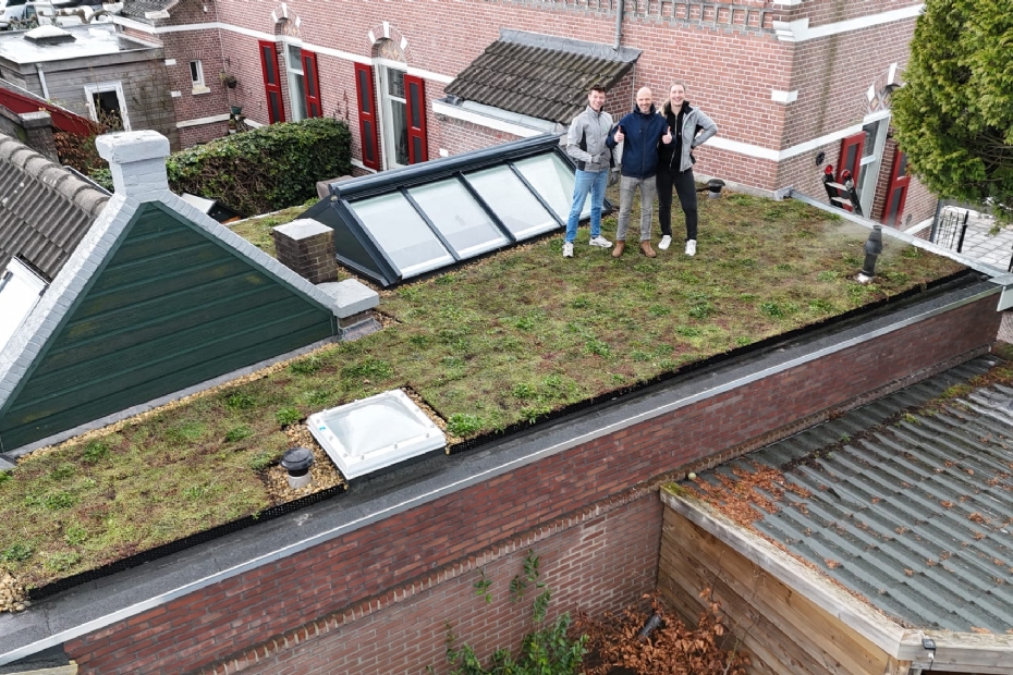 Drie nieuwe collega’s bij NatureGreen hebben samen een groendak aangelegd. Waarom? Omdat de beste manier om het eigen product écht te begrijpen is om het zelf te ervaren. 