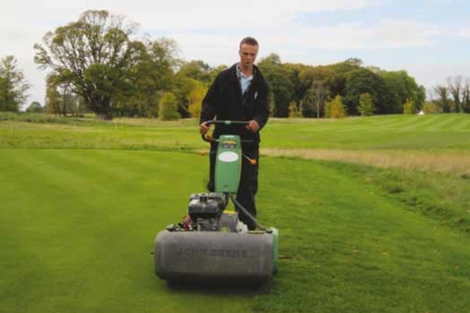 Archieffoto uit 2011 toen Niall Richardson greenkeeper Derck Versteegh de kans gaf om mee te weren op de Solheim Cup in Killeen Castle (Ierland)