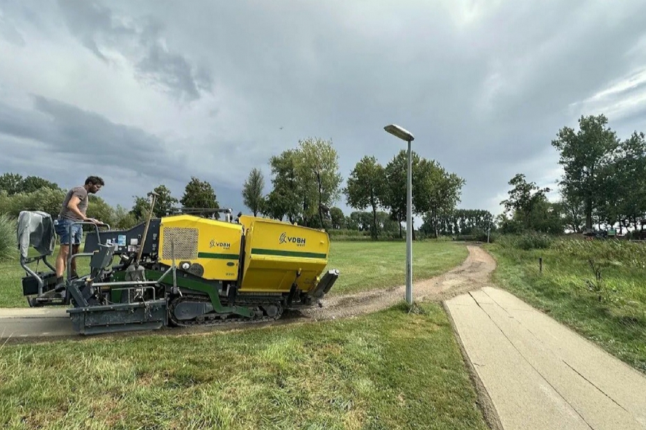 Halfverharding verwerken met de asfaltspreidmachine