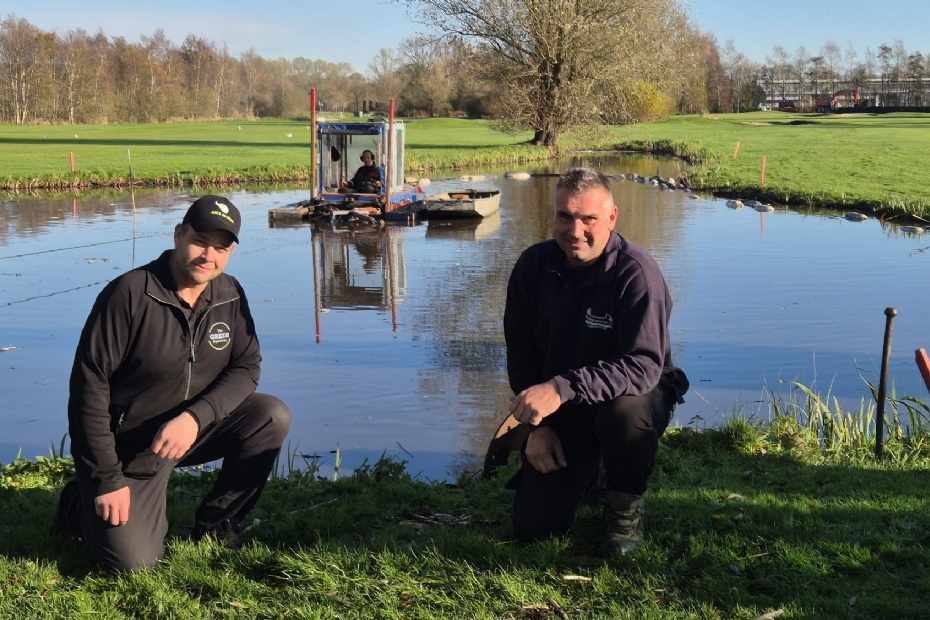 Remy de Vos (links), Leo Poldervaart (rechts) en de baggerkotter