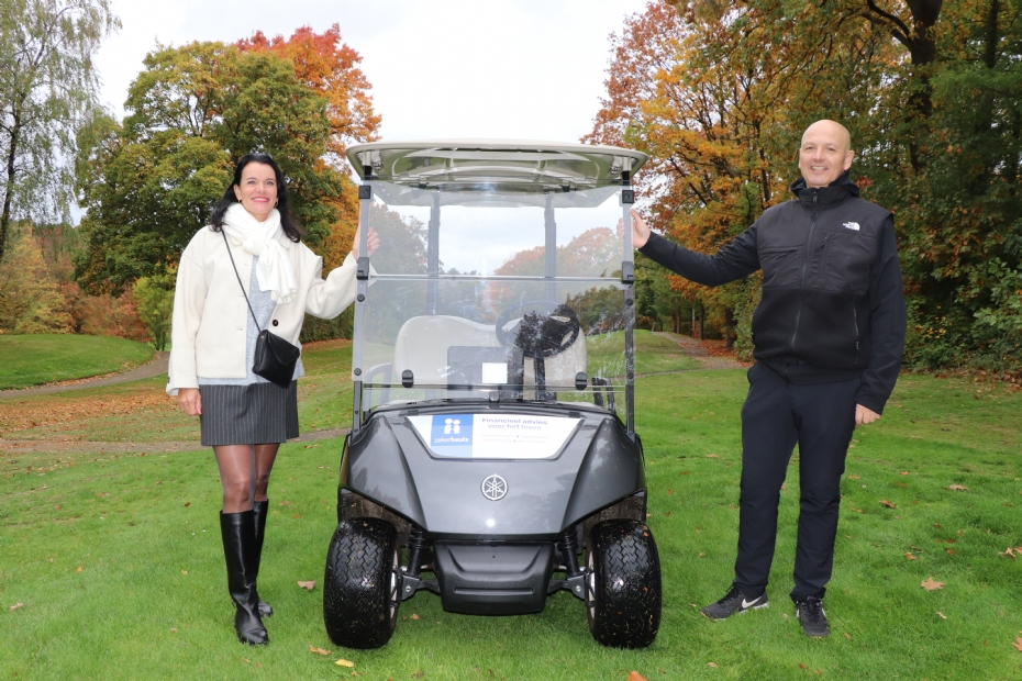 Jolanda Heuts en baanmanager Jeremy Kramer. Kramer: 'Spelers kunnen met behulp van nauwkeurige baandiagrammen en de gps van het YamaTrack-systeem de exacte afstand van slagen meten vóór het slaan.'