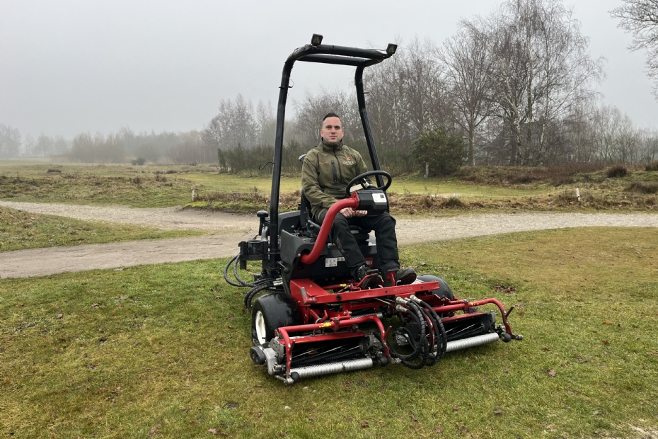 Sjaj Foley: 'In het seizoen maai ik de tees ongeveer eens in de twee weken. Het is een flinke klus.'